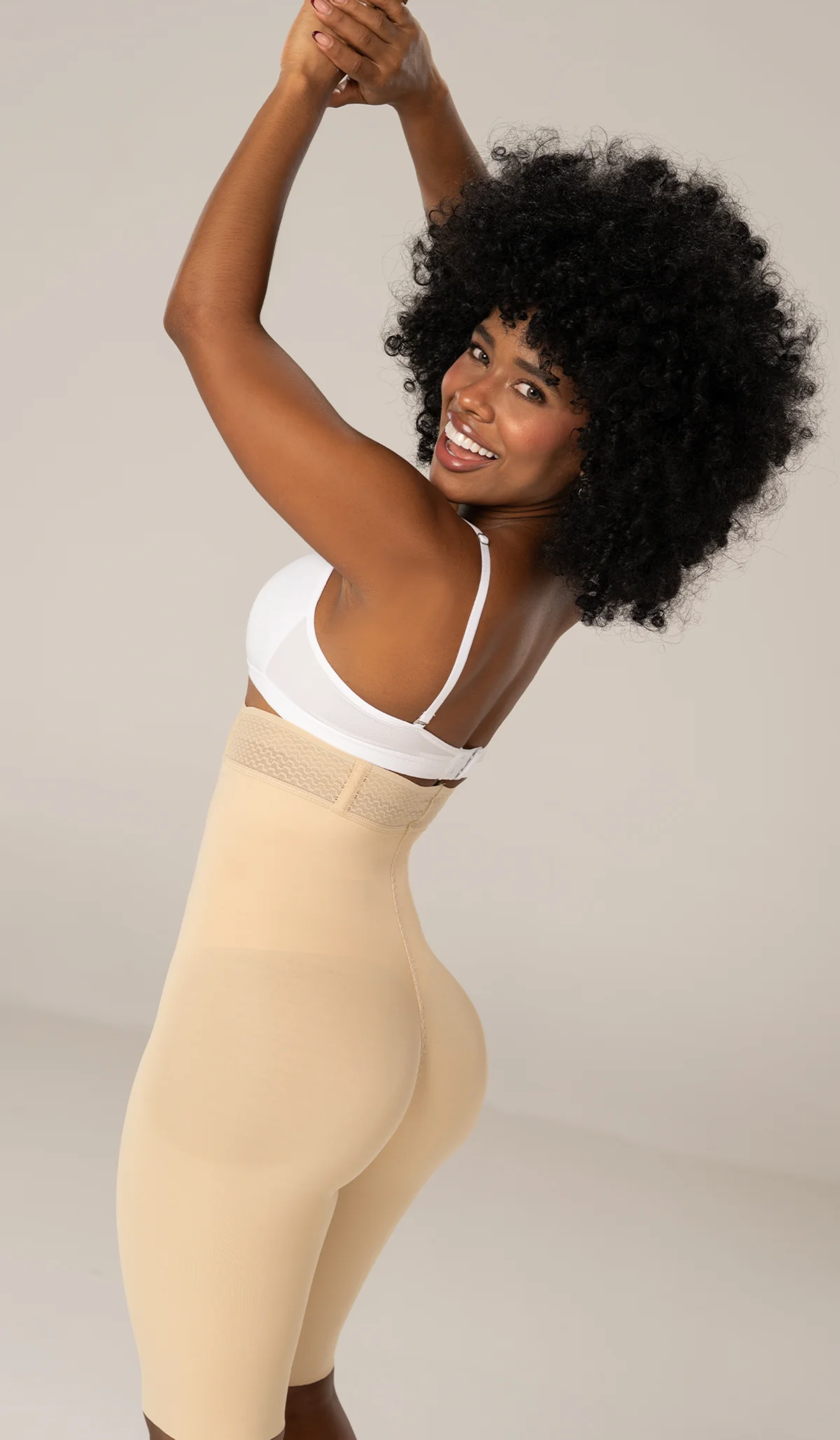 SXA06313 Short pierna larga, talle alto, glúteos prehormados (Beige)